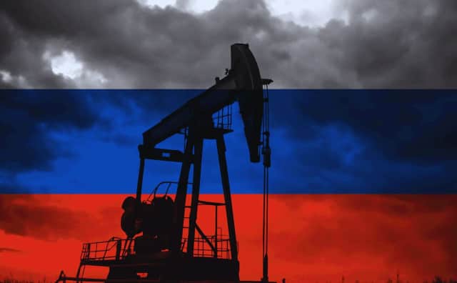 Avrupa'nın Enerji Çıkmazı: Rus Petrolüne Yasak Ertelendi, Fiyatlar Tırmanışta