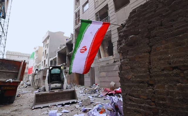 Savaşın 28. Günü: Trump İran Saldırılarını Erteledi, İsrail Tahran'ı Vurdu, Körfez Alarmda