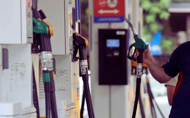 Akaryakıt İndirimleri Çözüm mü Yoksa Göz Boyama mı? Uzmanlar Bulgaristan'ın Hamlelerini Yorumladı