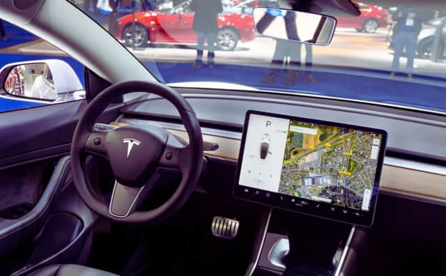 Tesla'dan Bulgaristan'daki Kullanıcılarına Şok Karar: Premium Bağlantı Hizmeti Askıya Alındı