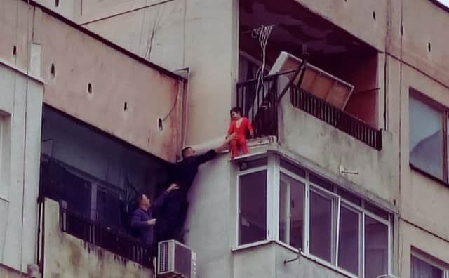 Yambol'da Facianın Eşiğinden Dönüldü: 8. Katta Tek Başına Kalan Çocuk Dramatik Bir Operasyonla Kurtarıldı