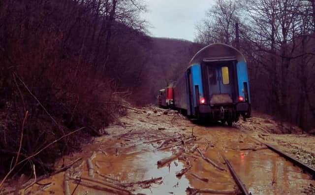 Bulgaristan'da Heyelan Faciası: Yolcu Treni Raydan Çıktı