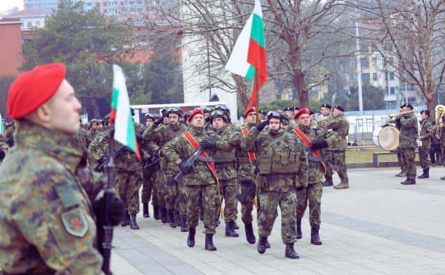 Bulgaristan Ordusunda Personel Krizi: İyileşmeye Rağmen Açık Yüzde 20 Seviyesinde