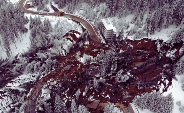 Bulgaristan'da Tarihi Heyelan: Pamporovo Yolu Çöktü, Onarımın Bir Yıldan Fazla Sürmesi Bekleniyor