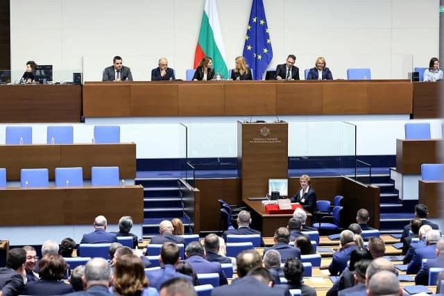 Bulgaristan Parlamentosunda 'Borç Sarmalı' Tartışması: Muhalefet Hükümetin Mali Politikalarına Karşı Birleşti