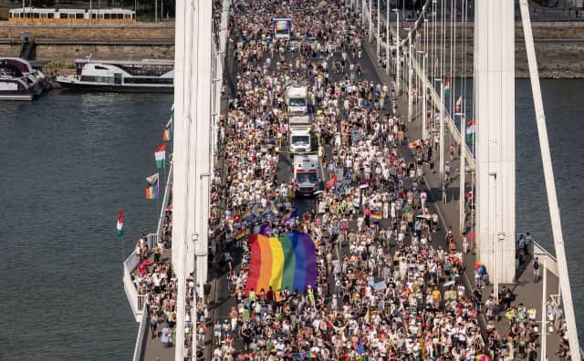 Macaristan'da Tarihi Dönüşüm: Orban Sonrası İlk Onur Yürüyüşü Binleri Sokağa Döktü