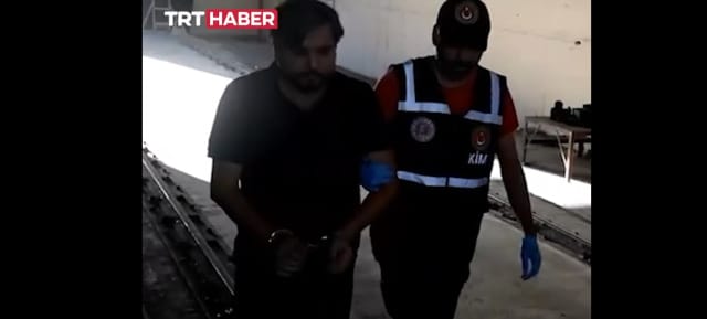 Yurt dışı çıkış yasağı bulunan gazeteci Arif Kocabıyık, tırın altında kaçmaya çalışırken yakalandı
