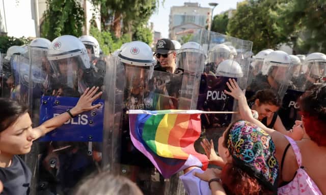 Türkiye Genelinde LGBTQ+ Derneklerine Yönelik Operasyon: 162 Gözaltı