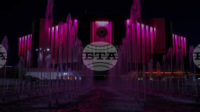 Bulgaristan'da Meme Kanseri Farkındalığı İçin Tarihi Binalar Pembe Işıkla Aydınlatıldı