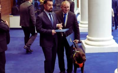 Bulgaristan Parlamentosu'nda Tarihi An: Görme Engelli Milletvekili, Rehber Köpeğiyle Göreve Başladı