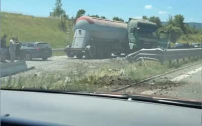 Bulgaristan'da Dehşet Veren Kaza: Tır Bariyerleri Parçalayıp Karşı Şeride Uçtu