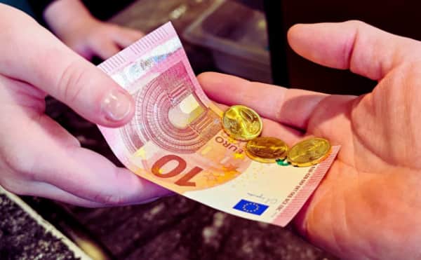 Bulgaristan'daki Bankalar ve Postaneler Euro Dönüşümü Konusunda İncelemeyle Karşı Karşıya