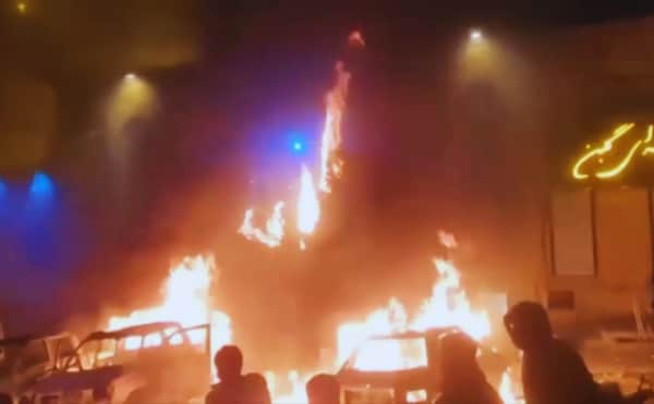 İran Protestolarında Yüzlerce Kişi Öldü, Trump Güç Tehdidi Verirken Tahran Görüşmelerin Sinyalini Verdi