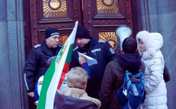 Bulgaristan: Levs Milletvekillerinin Parlamentodaki İlk Çalışma Gününün Geri Dönüşü Protestosu
