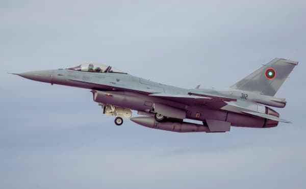Sonunda Göklerde: Bulgaristan'da Yılın İlk Uçuşlarında F-16'lar MiG-29'lara Katıldı