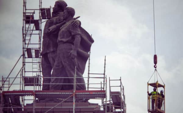 AB, Rusya'nın Bulgaristan ve Doğu Avrupa'daki Sovyet Anıtlarının Kaldırılmasına İlişkin Suçlamalarını Reddetti