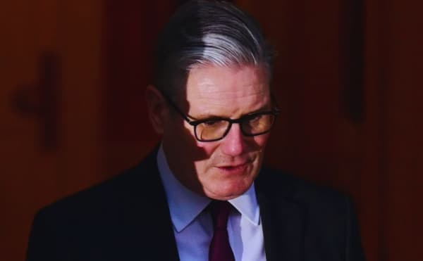 İngiltere Başbakanı Geri Çekildi: Starmer, Trump'ın Grönland Tehdidi Ortasında Gerilimin Yükselmesine Karşı Uyardı