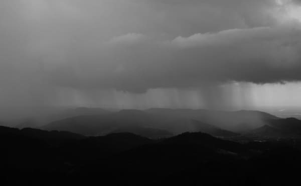 Bulgaristan'da Tehlikeli Hava Alarmı: Şiddetli Yağış, Buzlanma ve Sel Tehlikesi Yaklaşıyor