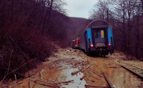 Bulgaristan'da Heyelan Faciası: Yolcu Treni Raydan Çıktı