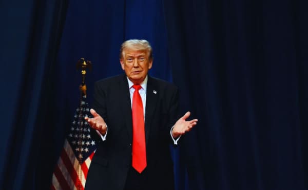 Hürmüz Boğazı'nda Gerilim Tırmanıyor: Trump Saldırıları 'Küçük Bir Uyarı' Olarak Niteledi