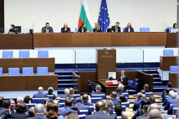 Bulgaristan Parlamentosunda 'Borç Sarmalı' Tartışması: Muhalefet Hükümetin Mali Politikalarına Karşı Birleşti