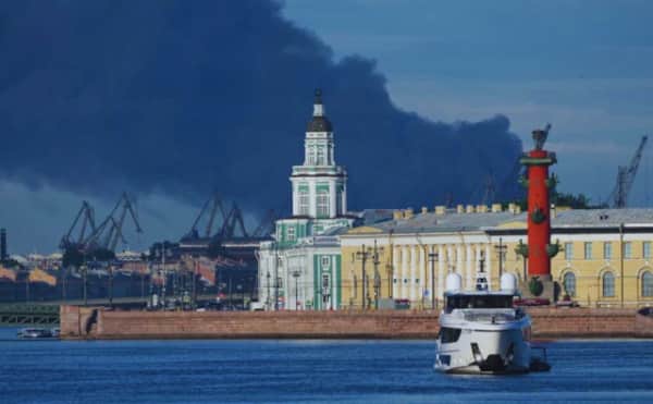Putin'in Ekonomi Forumu'na İHA Saldırısı: St. Petersburg'da Petrol Terminali Alevler İçinde