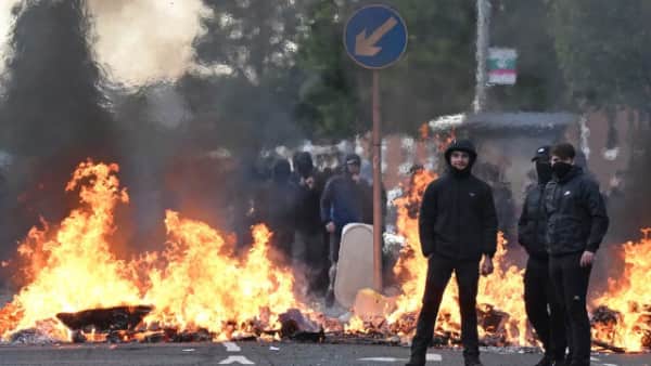 Belfast'ta Göçmen Saldırısı Sonrası Ortalık Karıştı: Araçlar Ateşe Verildi, Sokaklar Savaş Alanına Döndü