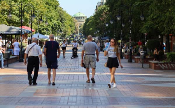 Bulgaristan'da Güneşli ve Sıcak Hava Etkili Oluyor: İki Bölge İçin Sarı Kodlu Uyarı!