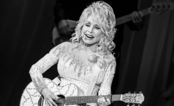 ABD Yasta: Trump, Dolly Parton İçin Bayrakların Yarıya İndirilmesi Talimatını Verdi