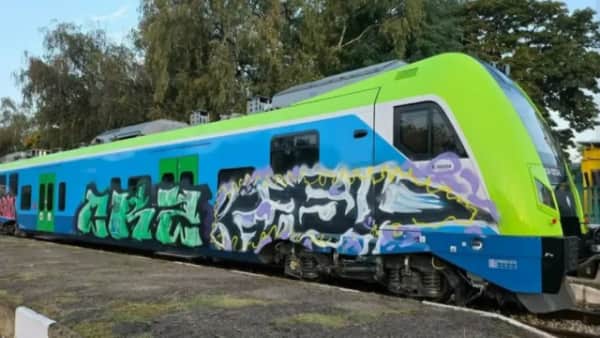 Bulgaristan'ın Yeni Trenlerine Bir Vandalizm Vakası Daha: Pernik İstasyonu'nda Grafiti Şoku