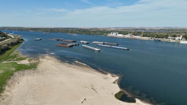 Tuna Nehri'nde Sular Çekildi: Yük Gemisi Ruse Açıklarında Mahsur Kaldı