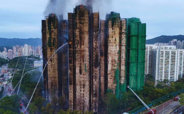Hong Kong'daki Yüksek Binada Çıkan Yangının 44 Kişiyi Öldürmesi ve Tüm Konut Kompleksini Yutmasının Ardından Adam Öldürme Tutuklandı