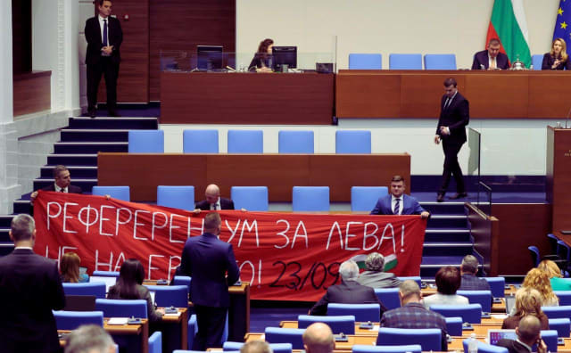 Parlamento, Cumhurbaşkanı Radev'in Bulgaristan'ın Avro'ya Kabulü Konusunda Referandum Çağrısını Reddetti