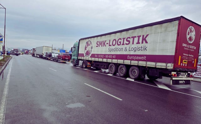 Çiftçi Ablukası Bulgaristan-Yunanistan Sınırında Trafiği Durdurdu