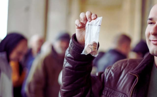 Birinci Günde Güçlü Talep: Kalabalık Bulgaristan'ın Euro Madeni Para Setlerine Geldi