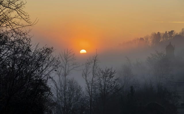 Bulgaristan'da Sis ve Bulutlu Gökyüzüyle Acı Soğuk Salı