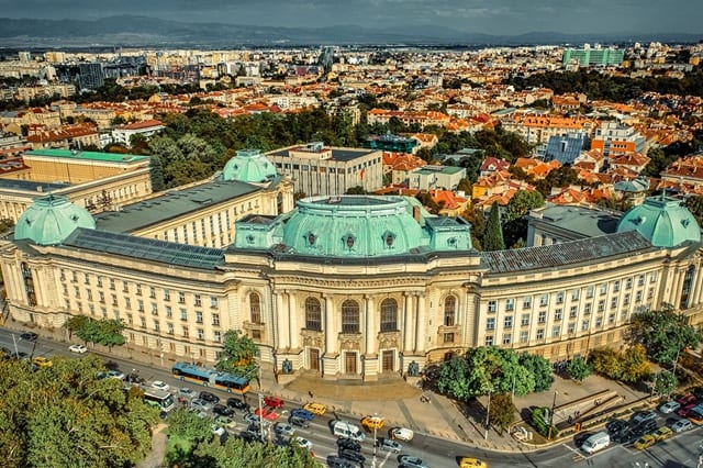 Bulgaristan'da Yüksek Öğrenim: 190.000 Öğrenci, Artan Yabancı Kayıt ve Büyük Performans Boşlukları