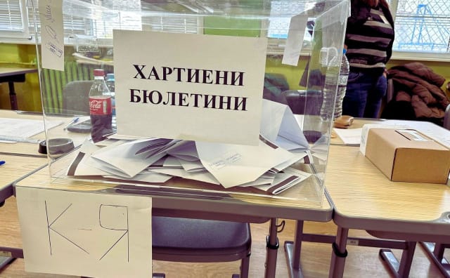 Bulgarların Çoğu Seçim Yasası Değişikliklerini Destekliyor, Daha Azı Kağıt Oy Pusulalarını Destekliyor