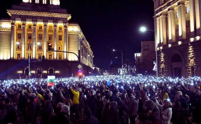 Binlerce kişi Sofya'da seçim sahtekarlığının engellenmesi amacıyla %100 makine oyu talep ederek yürüdü