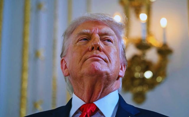 Trump, Grönland'ı NATO Müzakerelerine ve İngiltere'nin 'Zayıflığına' Bağladı ve Davos'taki Baskıyı Artırdı