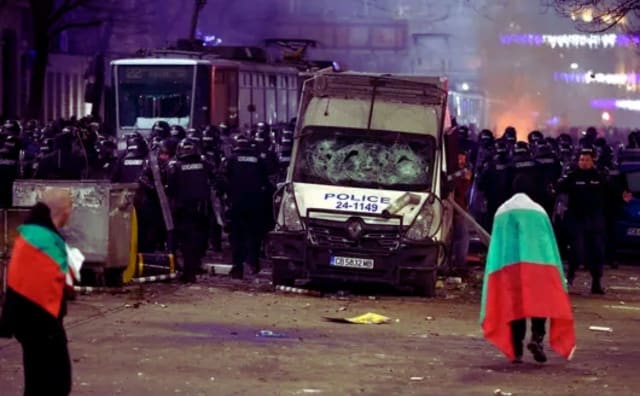 Sofya'daki Protesto Çatışmalarından On Dört Kişi Suçlandı, Çoğunluk Gözaltında