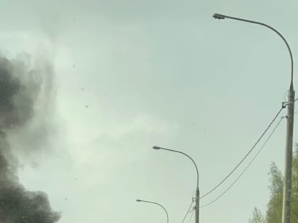 В Ярославле на ЮЗОД автомобиль въехал в ограждение и загорелся: один человек пострадал