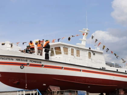 В Ярославле спустили на воду катер для водолазов