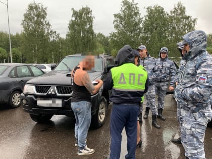 В Ярославле должник попытался сбежать от приставов и сотрудников ГИБДД