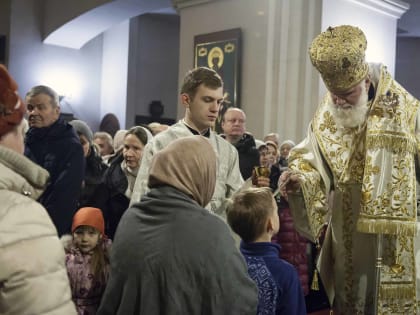 ДЕВА ДНЕСЬ ПРЕСУЩЕСТВЕННАГО РАЖДАЕТ, И ЗЕМЛЯ ВЕРТЕП НЕПРИСТУПНОМУ ПРИНОСИТ