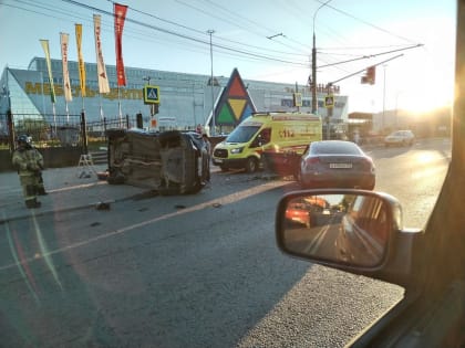 В Ярославле две иномарки столкнулись у торгового центра
