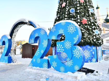 Ярославна собственным весом сломала новогоднюю инсталляцию