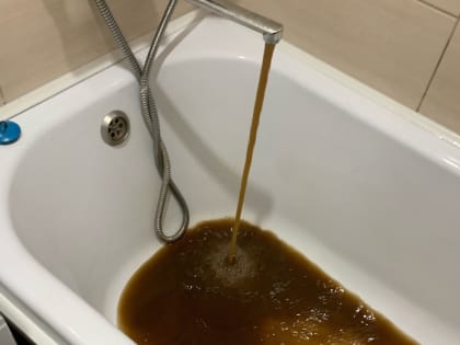 «Это грязь!»: коммунальщики перекладывают друг на друга вину за черную воду в домах ярославцев