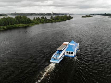 Причал для Толгского монастыря отплыл по Волге из Ярославля