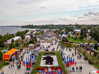 Обнимались и танцевали: как прошел второй день «Пира на Волге» в Ярославле. 14 кадров